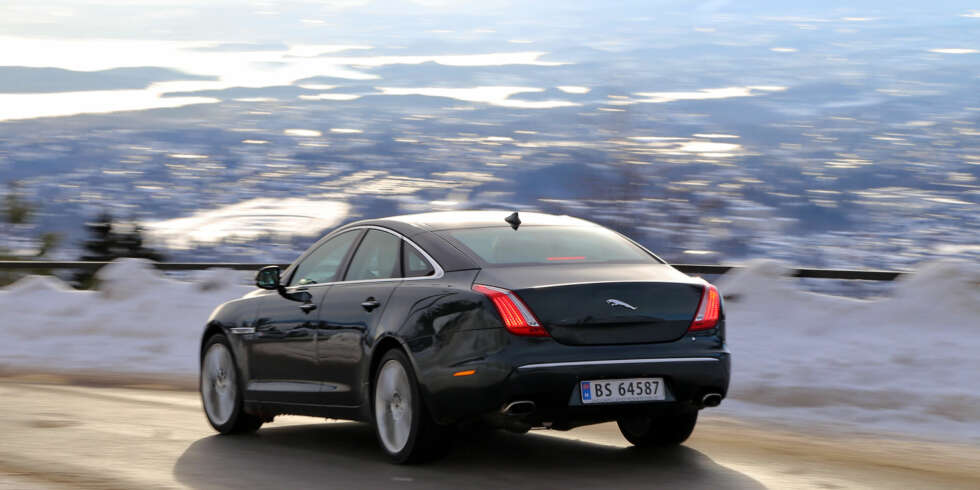 KLØRNE UTE: Med firehjulsdrift får Jaguar XJ AWD godt grep på alle fire potene. KLØRNE UTE: Med firehjulsdrift får Jaguar XJ AWD godt grep på alle fire potene.