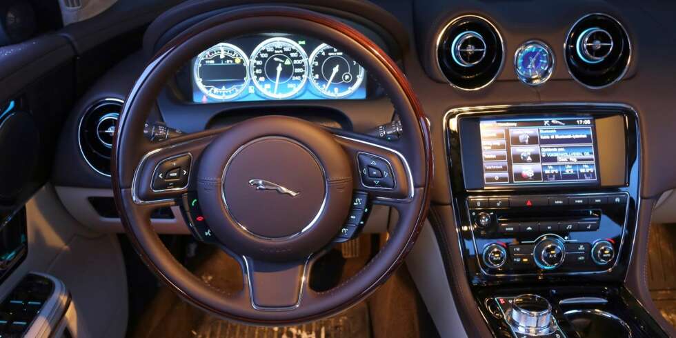 BOLLYWOOD: De indiske eierene har skjøttet Jaguardriften på en utmerket måte. I XJ er interiøret en fin blanding av gammelt og nytt. BOLLYWOOD: De indiske eierene har skjøttet Jaguardriften på en utmerket måte. I XJ er interiøret en fin blanding av gammelt og nytt.