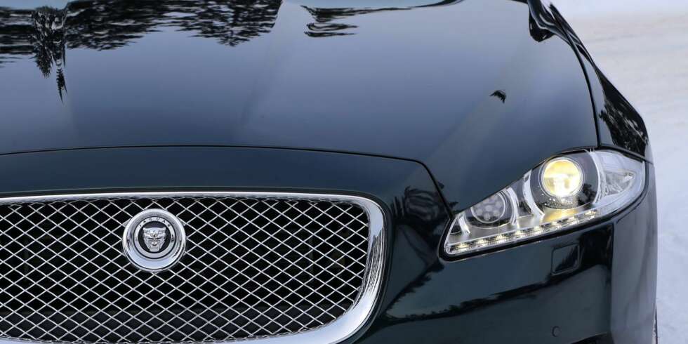 KOSTBAR: Jaguar XJ er ikke bare dyr, den ser slik ut også. Det er en fordel om du skuffer ut 1,5 millioner på bil. KOSTBAR: Jaguar XJ er ikke bare dyr, den ser slik ut også. Det er en fordel om du skuffer ut 1,5 millioner på bil.