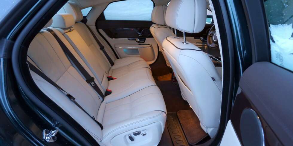 TA PLASS: Passasjerkomforten er utmerket i Jaguar XJ. Separat regulering av baksetene og eget oppsett for klimaanlegget er bare noen av detaljene. TA PLASS: Passasjerkomforten er utmerket i Jaguar XJ. Separat regulering av baksetene og eget oppsett for klimaanlegget er bare noen av detaljene.