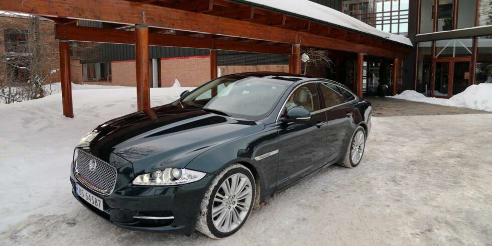 KORT ELLER LANG: Du får Jaguar XJ både som kort og lang versjon. Den korte er 5,13 meter, så mål garasjen før du signerer på kontrakten... KORT ELLER LANG: Du får Jaguar XJ både som kort og lang versjon. Den korte er 5,13 meter, så mål garasjen før du signerer på kontrakten...