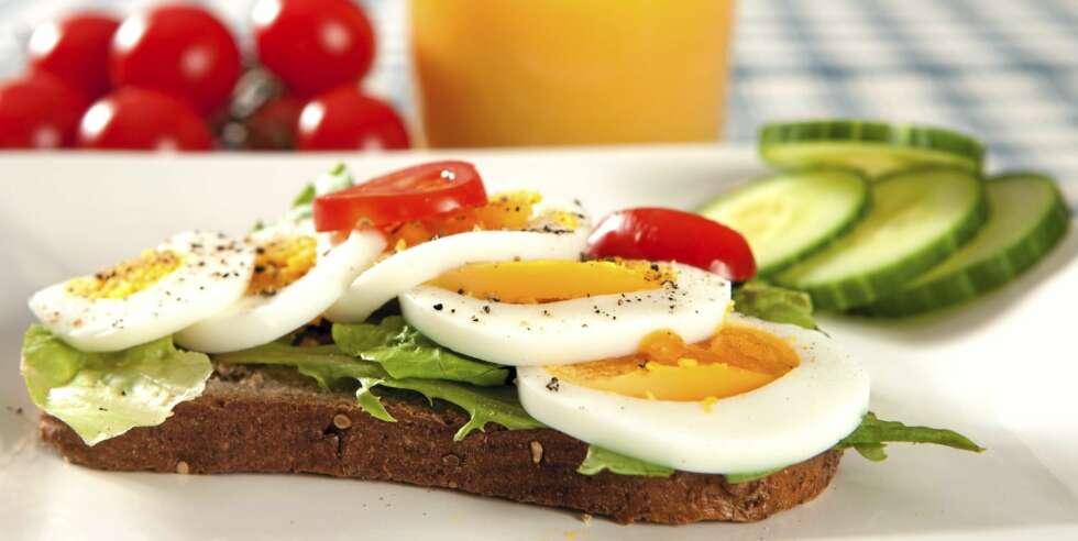FROKOST: Velg grovt brød. Kokt egg og agurk er supert pålegg. FROKOST: Velg grovt brød. Kokt egg og agurk er supert pålegg.