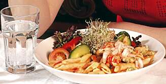 SUNN LUNSJ: Salat kombinert med makrell i tomat eller tunfisk fra boks er sunn og næringsrik lunsj. Rester av pasta eller ris fra gårsdagens middag smaker også godt sammen med noen kyllingbiter og litt salat. SUNN LUNSJ: Salat kombinert med makrell i tomat eller tunfisk fra boks er sunn og næringsrik lunsj. Rester av pasta eller ris fra gårsdagens middag smaker også godt sammen med noen kyllingbiter og litt salat.
