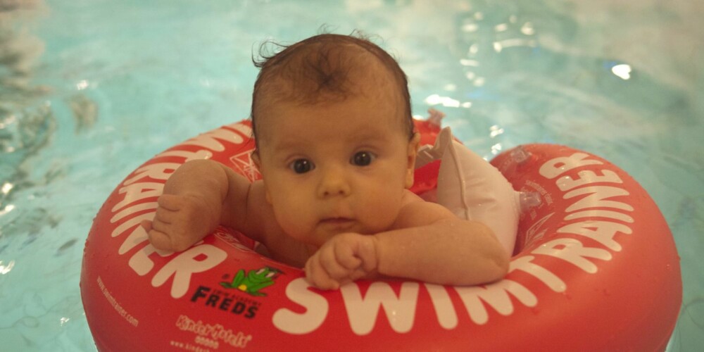 BABYSVØMMING: Mamma Lesya forteller at Anna (2 md.) er av de aller yngste på babysvømmingen. - Og av de flinkeste! legger hun stolt til. BABYSVØMMING: Mamma Lesya forteller at Anna (2 md.) er av de aller yngste på babysvømmingen. - Og av de flinkeste! legger hun stolt til.
