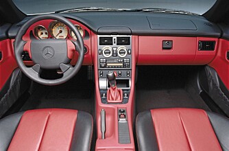 TYPISK: Interiøret i den første Mercedes SLK holder god Mercedes-standard. TYPISK: Interiøret i den første Mercedes SLK holder god Mercedes-standard.