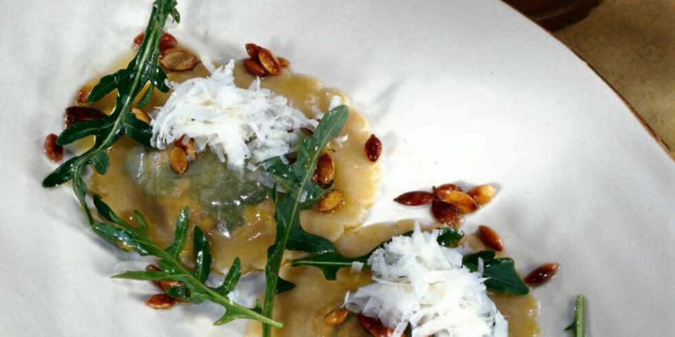 Traktkantarellravioli med sprø gresskarkjerner Traktkantarellravioli med sprø gresskarkjerner