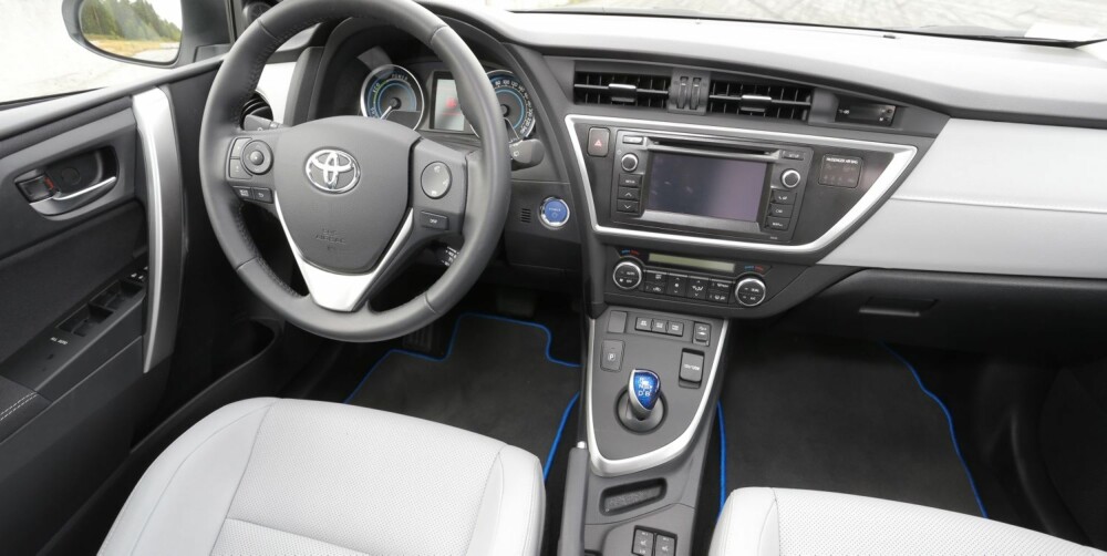 BEDRE KVALITET: Kvalitetsfølelsen i Toyota Auris Touring Sports er bedre enn i den første kombiversjonen vi kjøre i test. FOTO: Terje Bjørnsen BEDRE KVALITET: Kvalitetsfølelsen i Toyota Auris Touring Sports er bedre enn i den første kombiversjonen vi kjøre i test. FOTO: Terje Bjørnsen