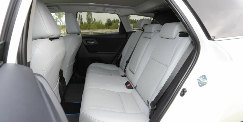 IKKE STØRST: I baksetet er det litt mindre benplass, takhøyde (bilen hadde panorama glasstak) og bredde enn hos de beste. FOTO: Terje Bjørnsen IKKE STØRST: I baksetet er det litt mindre benplass, takhøyde (bilen hadde panorama glasstak) og bredde enn hos de beste. FOTO: Terje Bjørnsen
