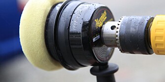 DUAL ACTION: Denne nyheten fra Meguiar's koster rundt 700 kroner, og er tilpasset en vanlig drill. En ""ekte"" poleringsmaskin koster fort flere tusen kroner FOTO: Terje Haugen DUAL ACTION: Denne nyheten fra Meguiar's koster rundt 700 kroner, og er tilpasset en vanlig drill. En ""ekte"" poleringsmaskin koster fort flere tusen kroner FOTO: Terje Haugen