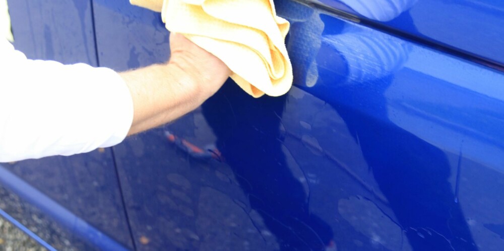 VEKKE: Etter litt gnikking med rubbing er parkeringsmerket vekke. Bare en liten bulk er igjen, men det er nesten ikke synlig. FOTO: Terje Haugen VEKKE: Etter litt gnikking med rubbing er parkeringsmerket vekke. Bare en liten bulk er igjen, men det er nesten ikke synlig. FOTO: Terje Haugen