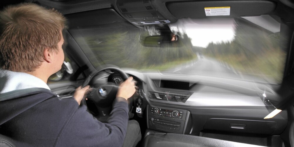 KONTROLL: Bak rattet på BMW X1 føler du alltid at du har kommandoen over situasjonen. Sterk dieselmotor bidrar til inntrykket. KONTROLL: Bak rattet på BMW X1 føler du alltid at du har kommandoen over situasjonen. Sterk dieselmotor bidrar til inntrykket.