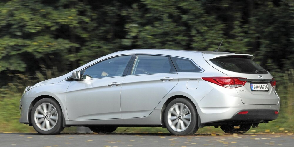SPORTSLIG: Formene er skapt ved Hyundais designsenter i Tyskland. I våre øyne er i40 blant familiebilene som tar seg best ut per i dag. FOTO: Egil Nordlien, HM Foto SPORTSLIG: Formene er skapt ved Hyundais designsenter i Tyskland. I våre øyne er i40 blant familiebilene som tar seg best ut per i dag. FOTO: Egil Nordlien, HM Foto