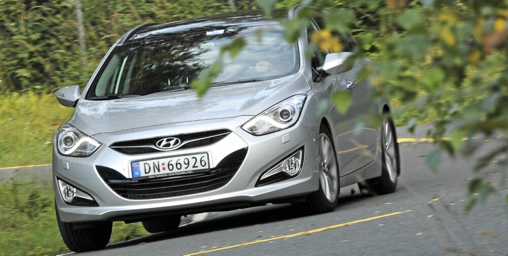 KJØREGLEDE: God styrefølelse bidrar kraftig til at Hyundai i40 er morsom å kjøre. en er direkte og leken, men ikke blant de enkleste å kontrollere når den settes på de hardeste prøvene. FOTO: Egil Nordlien, HM Foto KJØREGLEDE: God styrefølelse bidrar kraftig til at Hyundai i40 er morsom å kjøre. en er direkte og leken, men ikke blant de enkleste å kontrollere når den settes på de hardeste prøvene. FOTO: Egil Nordlien, HM Foto