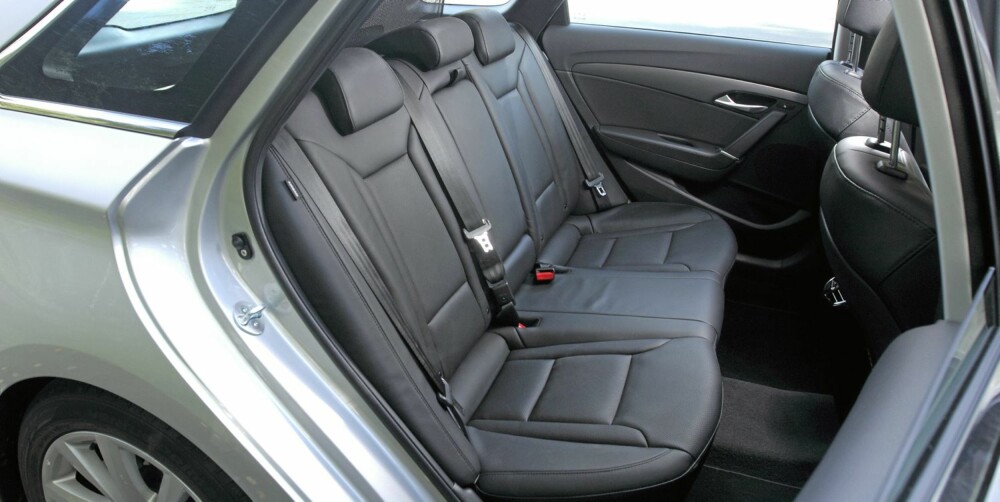ROMMELIG: I baksetet har Hyundai i40 bedre beinplass enn for eksempel en VW Passat. Vi har fått plass til tre barneseter, noe du ikke nødvendigvis gjør i alle biler i denne størrelsesklassen. FOTO: Egil Nordlien, HM Foto ROMMELIG: I baksetet har Hyundai i40 bedre beinplass enn for eksempel en VW Passat. Vi har fått plass til tre barneseter, noe du ikke nødvendigvis gjør i alle biler i denne størrelsesklassen. FOTO: Egil Nordlien, HM Foto