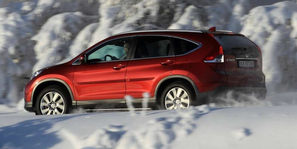 RENERE: Taklinjen til CR-V noen få centimeter lavere enn forgjengeres. I våre øyne bidrar det til å gi Hondaen litt renere linjer. FOTO: Egil Nordlien, HM Foto RENERE: Taklinjen til CR-V noen få centimeter lavere enn forgjengeres. I våre øyne bidrar det til å gi Hondaen litt renere linjer. FOTO: Egil Nordlien, HM Foto