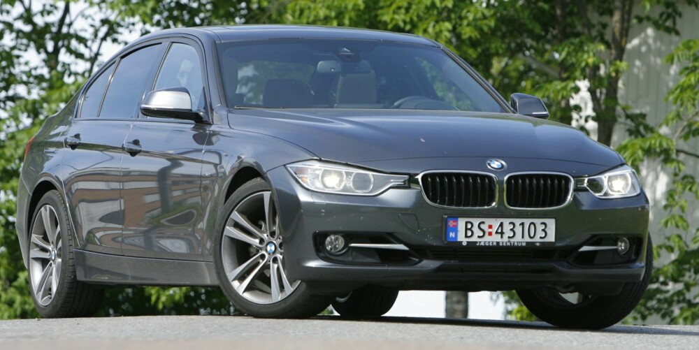 LAV OG BRED: Fronten får den nye BMW 3-serie til å se mer sportslig ut enn den forrige. FOTO: Petter Handeland LAV OG BRED: Fronten får den nye BMW 3-serie til å se mer sportslig ut enn den forrige. FOTO: Petter Handeland