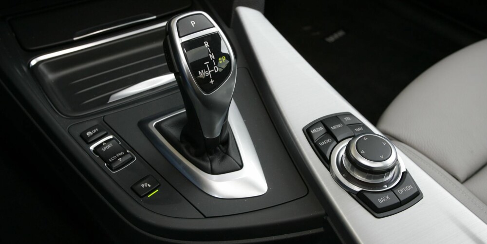 KOMFORTABELT: Automatkassen har åtte trinn, og under normal kjøring merker du fint lite til girskiftene. BMW oppgir at forbruket er lavere med automatgir enn med manuell kasse. FOTO: Petter Handeland KOMFORTABELT: Automatkassen har åtte trinn, og under normal kjøring merker du fint lite til girskiftene. BMW oppgir at forbruket er lavere med automatgir enn med manuell kasse. FOTO: Petter Handeland