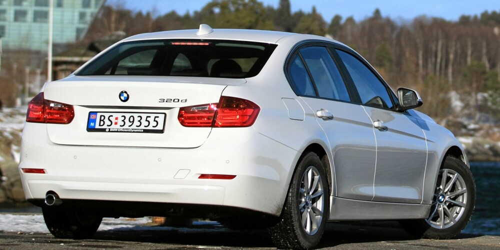 FORBRUK: Vår testbil klarte seg gjennom forbrukstesten med 0,51 liter per mil, mens den normale 3-serie brukte 0,54. Det rimer godt med forskjellen BMW selv oppgir og plasserer 3-serie blant de aller gjerrigste i sin klasse. FORBRUK: Vår testbil klarte seg gjennom forbrukstesten med 0,51 liter per mil, mens den normale 3-serie brukte 0,54. Det rimer godt med forskjellen BMW selv oppgir og plasserer 3-serie blant de aller gjerrigste i sin klasse.