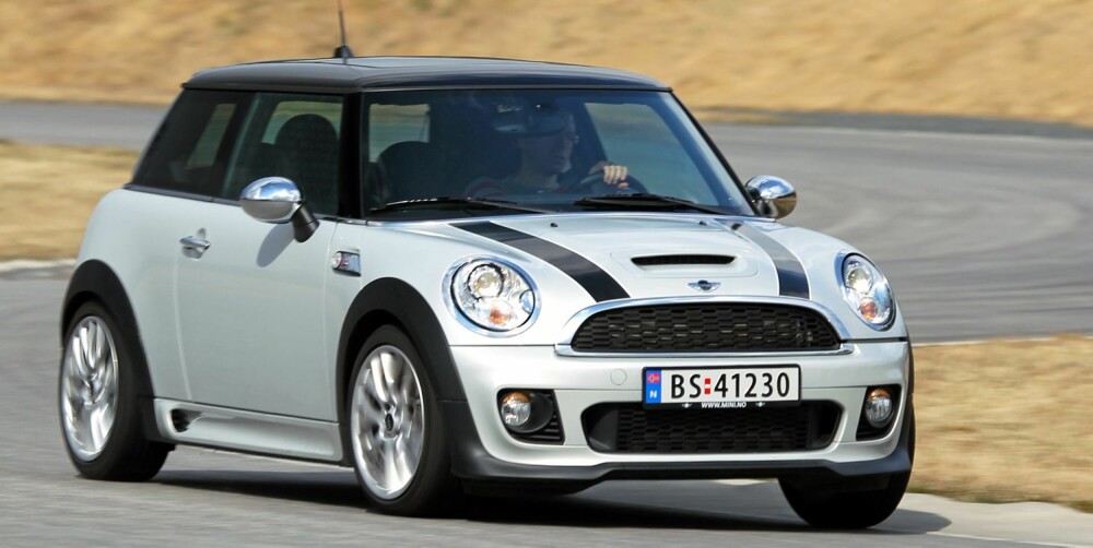 SVINGER SEG: Mini Cooper S er fantastisk reaksjonsvillig. Det gjør at den er morsom å kjøre i lovlig hastighet. På racerbanen er det derimot fort gjort å bli for ivrig, og da mister den grepet. FOTO: Petter Handeland SVINGER SEG: Mini Cooper S er fantastisk reaksjonsvillig. Det gjør at den er morsom å kjøre i lovlig hastighet. På racerbanen er det derimot fort gjort å bli for ivrig, og da mister den grepet. FOTO: Petter Handeland