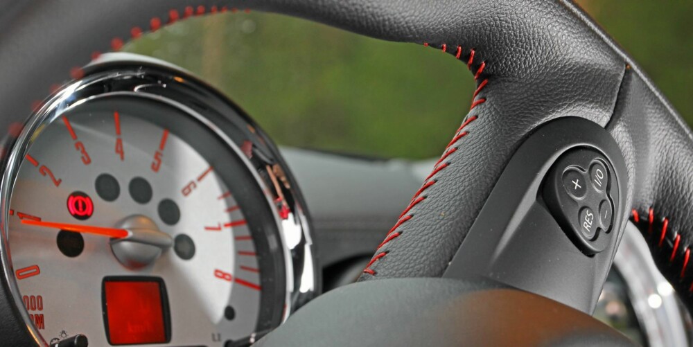 DETALJENE TELLER: Røde sømmer, kun turteller der de fleste andre biler også har speedometer. FOTO: Petter Handeland DETALJENE TELLER: Røde sømmer, kun turteller der de fleste andre biler også har speedometer. FOTO: Petter Handeland