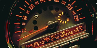 RETRO: Akkurat som den opprinnelige Mini er speedometeret plassert midt på dashbordet. Stilig, men ikke akkurat praktisk. RETRO: Akkurat som den opprinnelige Mini er speedometeret plassert midt på dashbordet. Stilig, men ikke akkurat praktisk.