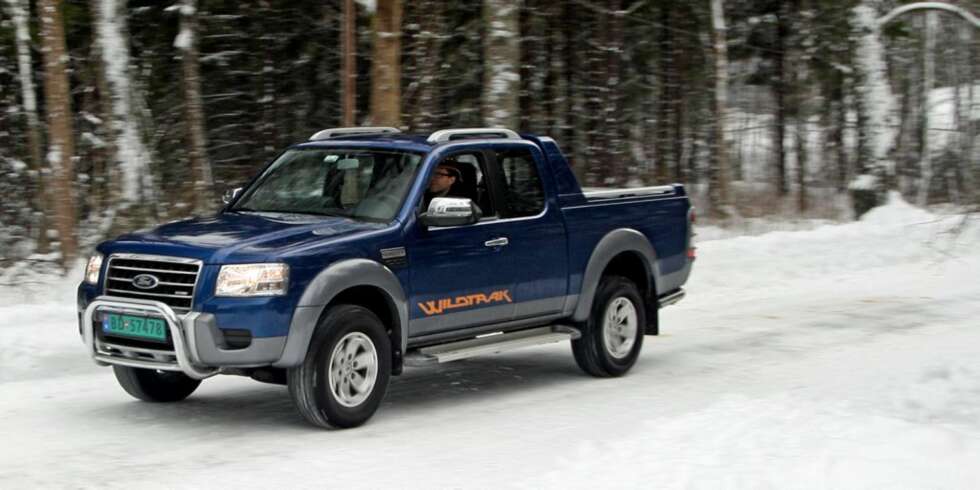 4X4 NØDVENDIG: Bakhjulsdrift på vinterføre, med tomt plan, er dømt til en tur i grøften. Med firehjulsdriften innkoblet blir det en helt annen bil. 4X4 NØDVENDIG: Bakhjulsdrift på vinterføre, med tomt plan, er dømt til en tur i grøften. Med firehjulsdriften innkoblet blir det en helt annen bil.