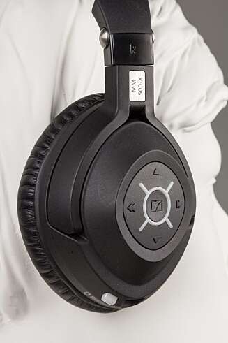 REISEVENNLIG: Sennheiser legger med mye tilbehør som egner seg for reising som en praktisk eske med en rekke adaptere inkludert. REISEVENNLIG: Sennheiser legger med mye tilbehør som egner seg for reising som en praktisk eske med en rekke adaptere inkludert.