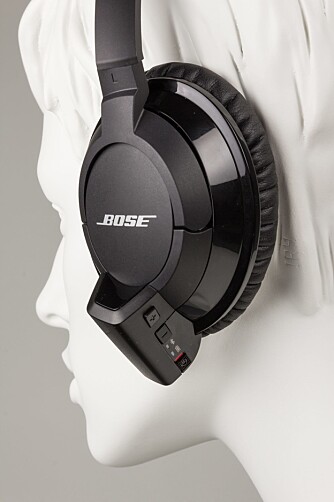 SNÅL: Bose har plassert den trådløse senderen og batteriet i en egen enhet. Det ser litt snålt ut, men er faktisk en ganske bra løsning. SNÅL: Bose har plassert den trådløse senderen og batteriet i en egen enhet. Det ser litt snålt ut, men er faktisk en ganske bra løsning.