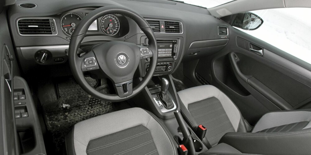 RYDDIG, MEN...: Dashbordet er ryddig og logisk. Vi likevel savner den litt mer påkostede følelsen en finner i andre modeller fra Volkswagen. FOTO: Egil Nordlien, HM Foto RYDDIG, MEN...: Dashbordet er ryddig og logisk. Vi likevel savner den litt mer påkostede følelsen en finner i andre modeller fra Volkswagen. FOTO: Egil Nordlien, HM Foto