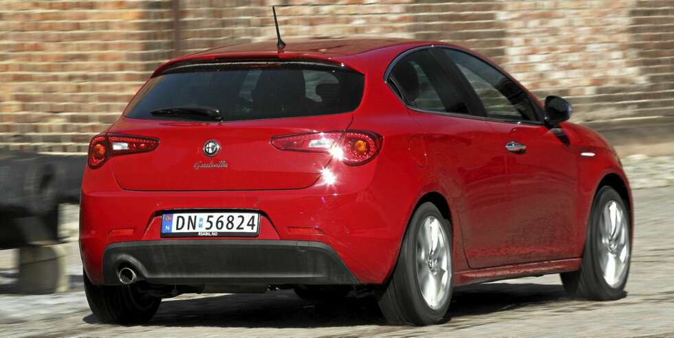 BRED BAK: Men Giulietta er ikke blant de rommelige kompaktbilene. Her har design hatt forrangen, med runde kanter og skrånende vinduer. FOTO: Egil Nordlien, HM Foto BRED BAK: Men Giulietta er ikke blant de rommelige kompaktbilene. Her har design hatt forrangen, med runde kanter og skrånende vinduer. FOTO: Egil Nordlien, HM Foto