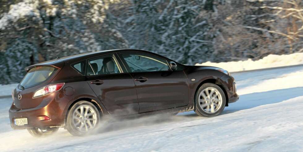 KJØRER BRA: Mazda3 byr på underholdende veiegenskaper både på sommer- og vinterføre. KJØRER BRA: Mazda3 byr på underholdende veiegenskaper både på sommer- og vinterføre.