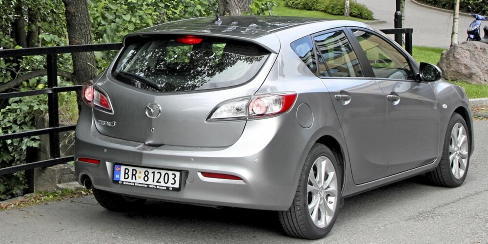 NOK: Mazda 3 er rommelig nok for de fleste; selv store, bakovervendte barneseter går inn. Bagasjerommet er også anvendelig. NOK: Mazda 3 er rommelig nok for de fleste; selv store, bakovervendte barneseter går inn. Bagasjerommet er også anvendelig.