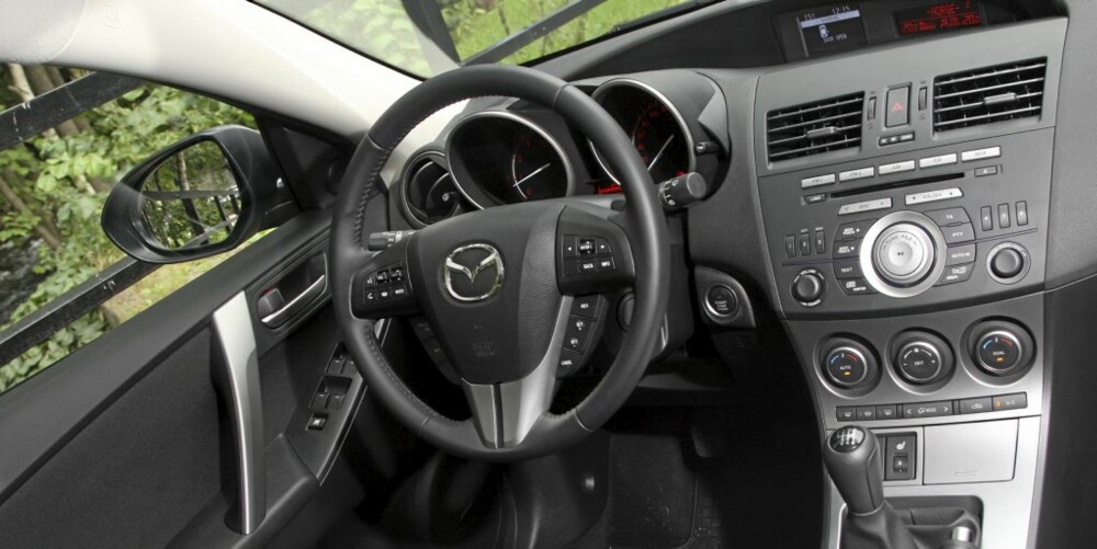 BEHAGELIG: Med unntak av noe hjulstøy, er Mazda 3 et behagelig sted å være. Ergonomien er fin, og trivselen høy. BEHAGELIG: Med unntak av noe hjulstøy, er Mazda 3 et behagelig sted å være. Ergonomien er fin, og trivselen høy.