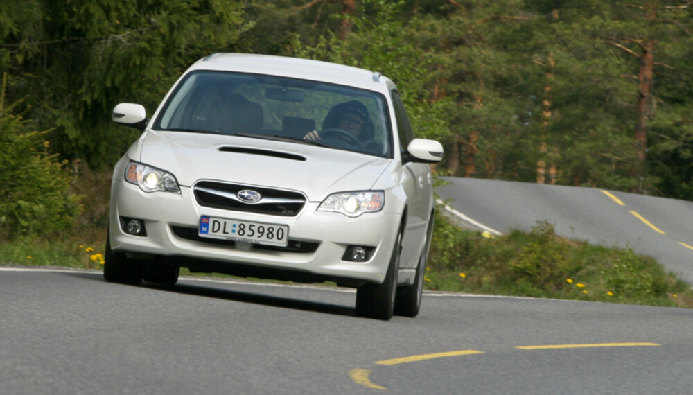 Akkurat som Subarus noe hissigere slektninger med turbo, har også dieselen fått et luftinntak på panseret, noe som både kler bilen og er funksjonelt. Akkurat som Subarus noe hissigere slektninger med turbo, har også dieselen fått et luftinntak på panseret, noe som både kler bilen og er funksjonelt.