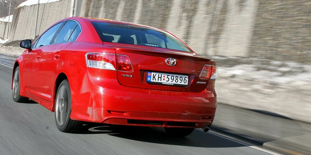 0-100 km/t = 9,7 sek: Avensis er sprek nok, selv med minste dieselmotor. 0-100 km/t = 9,7 sek: Avensis er sprek nok, selv med minste dieselmotor.
