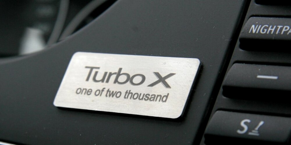 Turbo X er en firehjulsdreven og 280 hestekrefter sterk spesialutgave av 9-3. Den skal kun bygges i 2000 eksemplarer. Turbo X er en firehjulsdreven og 280 hestekrefter sterk spesialutgave av 9-3. Den skal kun bygges i 2000 eksemplarer.