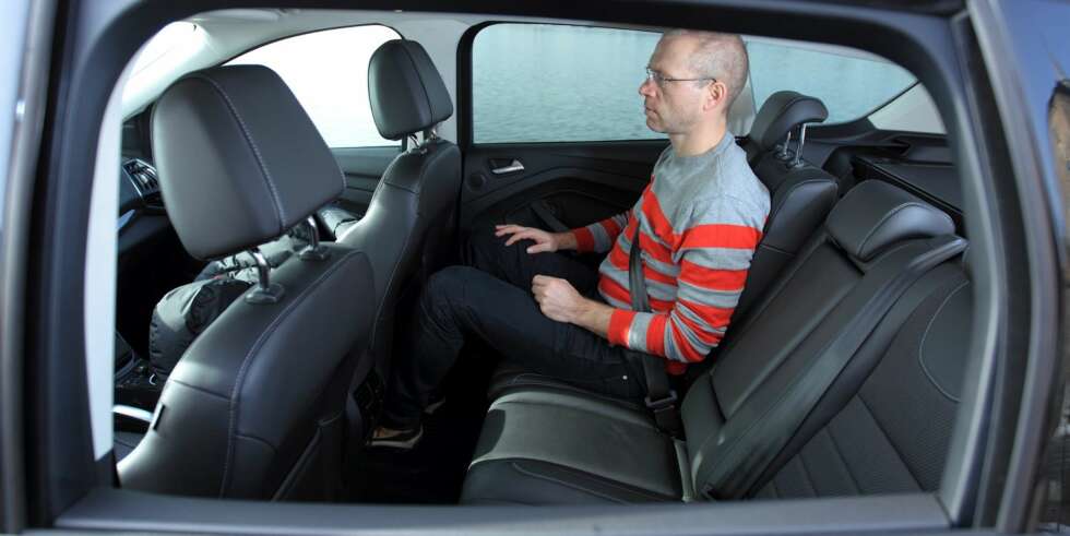 MER PLASS: De ekstra centimeterne i lengden er særlig kommet baksetepassasjerene til del. Beinplassen er litt bedre enn i flere av konkurrentene. FOTO: Egil Nordlien, HM Foto MER PLASS: De ekstra centimeterne i lengden er særlig kommet baksetepassasjerene til del. Beinplassen er litt bedre enn i flere av konkurrentene. FOTO: Egil Nordlien, HM Foto