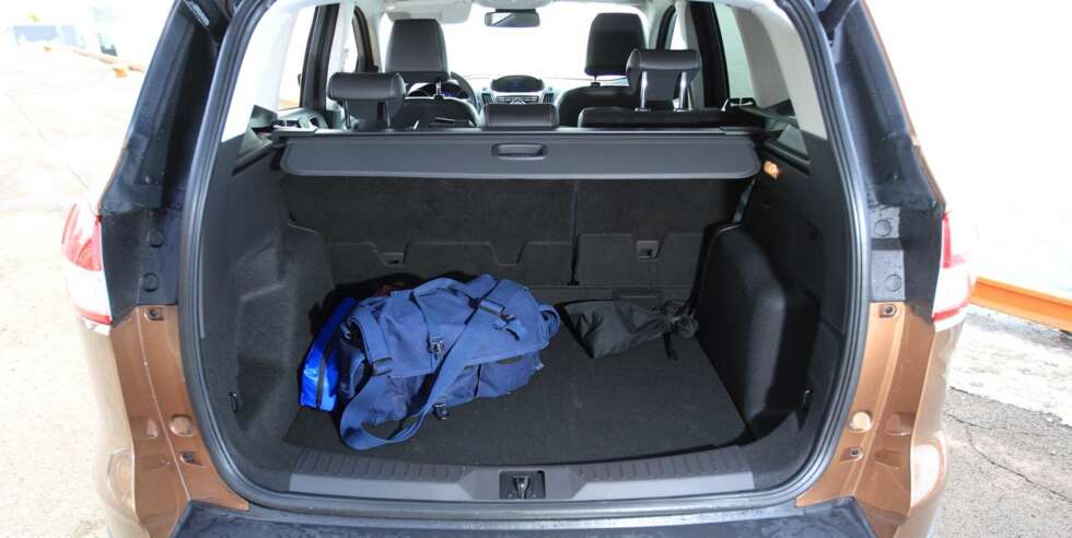 IKKE LANGT: Om beinpplassen i baksetet er god, er bagasjerommet fortsatt ganske kort. Derimot er det ganske høyt. 481 liter bagasjevolum er mer enn i VW Tiguan, men mindre enn ferske japanske konkurrenter. FOTO: Egil Nordlien, HM Foto IKKE LANGT: Om beinpplassen i baksetet er god, er bagasjerommet fortsatt ganske kort. Derimot er det ganske høyt. 481 liter bagasjevolum er mer enn i VW Tiguan, men mindre enn ferske japanske konkurrenter. FOTO: Egil Nordlien, HM Foto