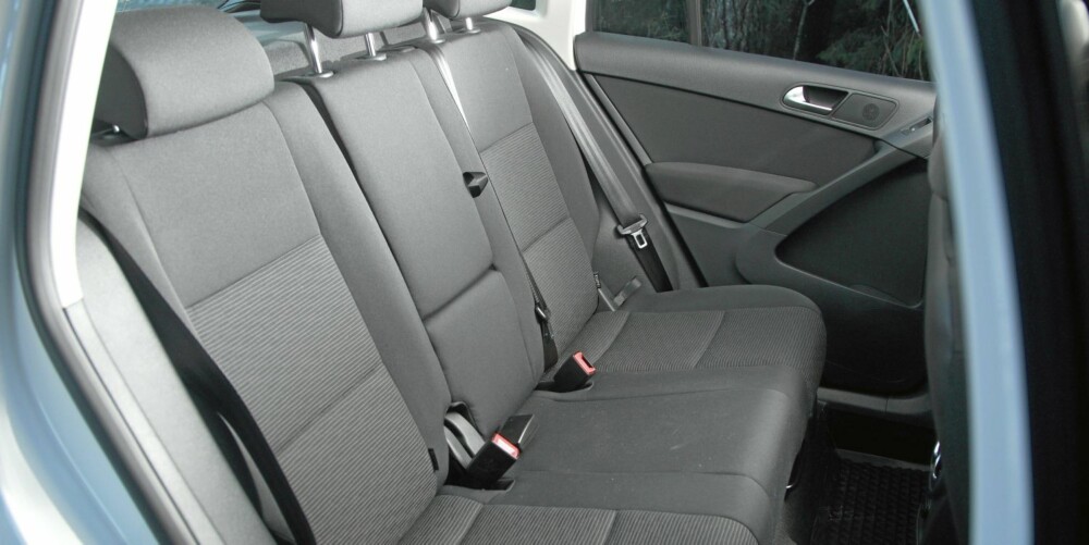 GOD PLASS: Baksetet i VW Tiguan har god benplass og uten soltak har bilen også fin takhøyde. GOD PLASS: Baksetet i VW Tiguan har god benplass og uten soltak har bilen også fin takhøyde.