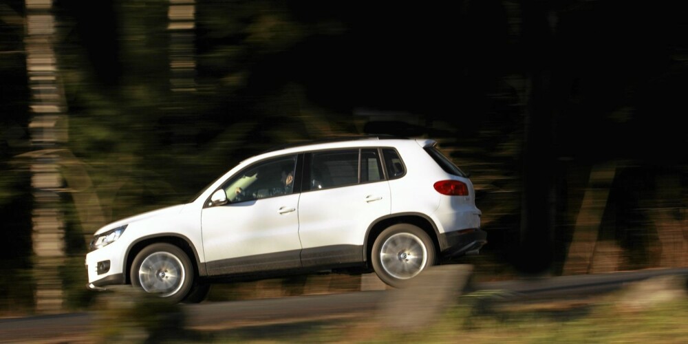 MODERAT: Det er lite oppsiktsvekkende med fasongen til VW Tiguan. I stedet fremstår den som en praktisk bruksbil i de fleste sammenhenger. MODERAT: Det er lite oppsiktsvekkende med fasongen til VW Tiguan. I stedet fremstår den som en praktisk bruksbil i de fleste sammenhenger.