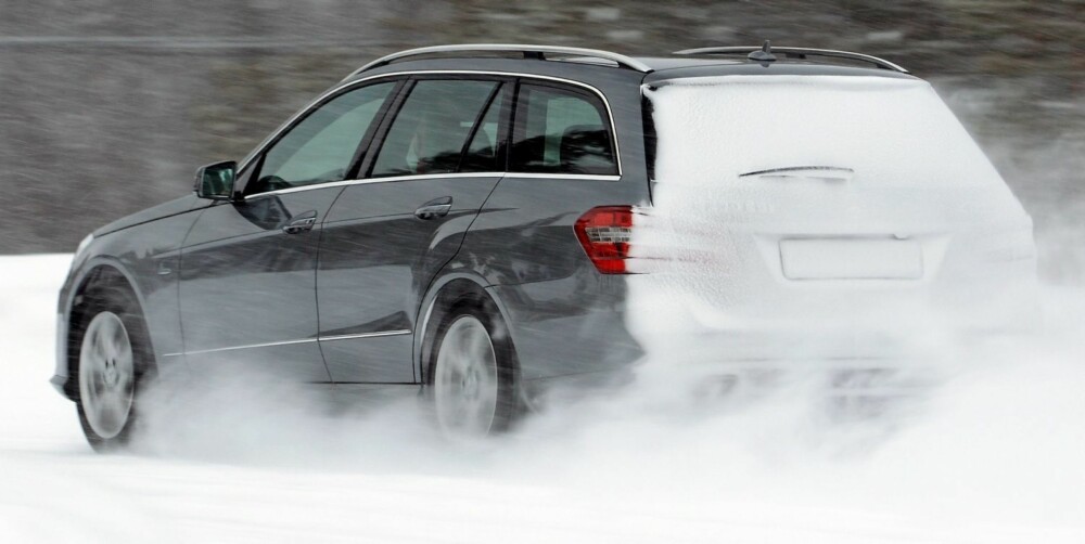 UTEN PROBLEMER: Snø, som ligger i veien, tygger E-klasse 4Matic i seg og spytter ut til siden. Bilen holder det valgte sporet så godt at du må ta i for å bringe den ut av det. UTEN PROBLEMER: Snø, som ligger i veien, tygger E-klasse 4Matic i seg og spytter ut til siden. Bilen holder det valgte sporet så godt at du må ta i for å bringe den ut av det.