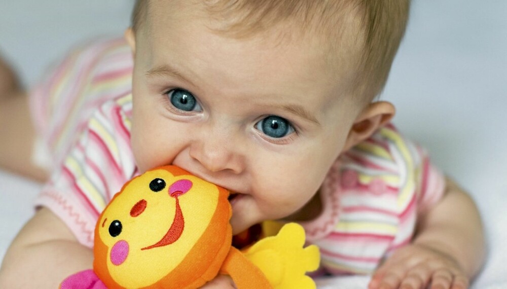 BABY 4 MÅNEDER: Når babyen er 4 måneder har den begynt å ligge på magen. Nysgjerrighet er en fin stimulator for å få barnet til å trene på å snu seg rundt. BABY 4 MÅNEDER: Når babyen er 4 måneder har den begynt å ligge på magen. Nysgjerrighet er en fin stimulator for å få barnet til å trene på å snu seg rundt.