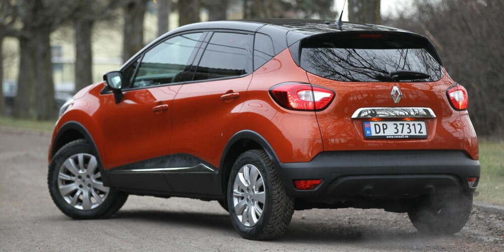 LITEN TØFFING: Renault har gjort Captur så tøff de kan med svarte offroadpynt rundt hele bilen. Bakkeklaringen er gode 20 centimeter. LITEN TØFFING: Renault har gjort Captur så tøff de kan med svarte offroadpynt rundt hele bilen. Bakkeklaringen er gode 20 centimeter.