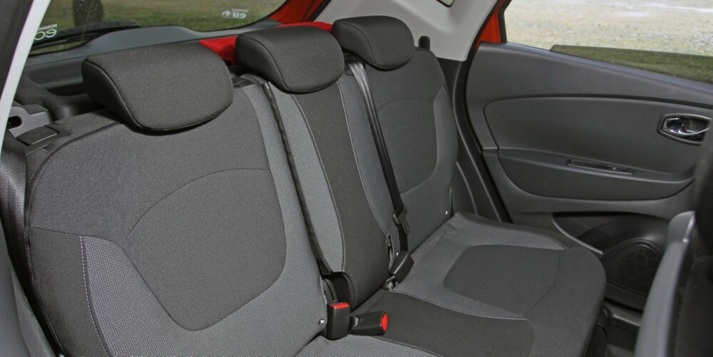 GOD FOR KLASSEN: Bakseteplassen er bedre enn i f.eks. Peugeot 2008. I likhet med 2008 er Captur smal, så baksetet egner seg best for to. GOD FOR KLASSEN: Bakseteplassen er bedre enn i f.eks. Peugeot 2008. I likhet med 2008 er Captur smal, så baksetet egner seg best for to.