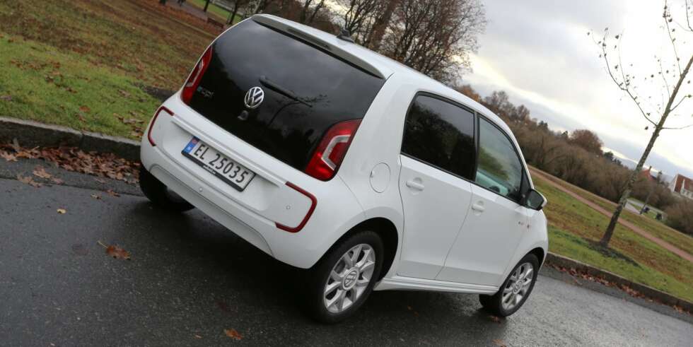 KJENNEMERKE: Signaturen på elektriske biler fra Volkswagen er de u-formede LED kjørelysene og buede reflekser bak i samme design. FOTO: Terje Bjørnsen KJENNEMERKE: Signaturen på elektriske biler fra Volkswagen er de u-formede LED kjørelysene og buede reflekser bak i samme design. FOTO: Terje Bjørnsen