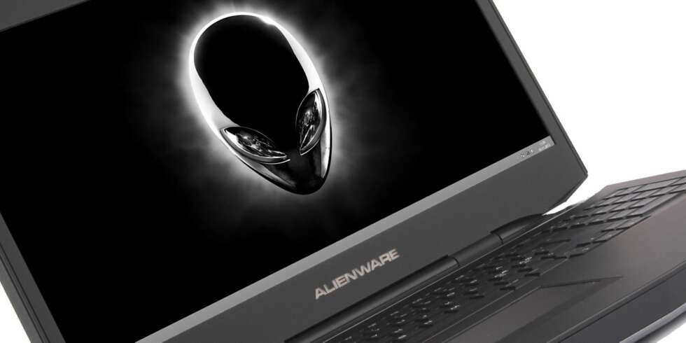 SOLID: Basen på Alienware 17 er solid, og rundt omkring har den lys man kan velge farger på. SOLID: Basen på Alienware 17 er solid, og rundt omkring har den lys man kan velge farger på.