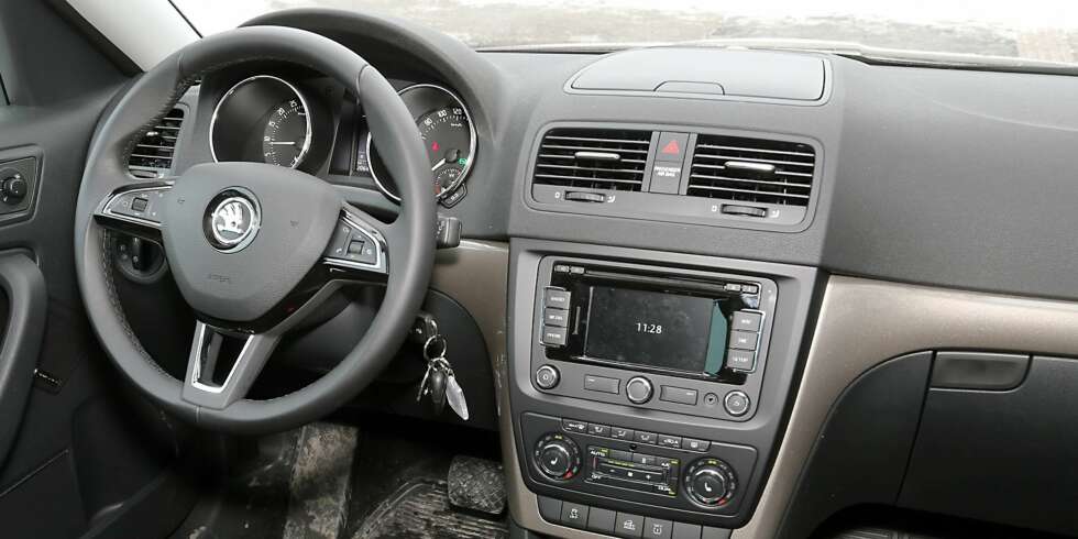 STANDARD VARE: Typisk Skoda-interiør, vi savner at rattet ikke kan trekkes lenger ut for langbente sjåfører. STANDARD VARE: Typisk Skoda-interiør, vi savner at rattet ikke kan trekkes lenger ut for langbente sjåfører.