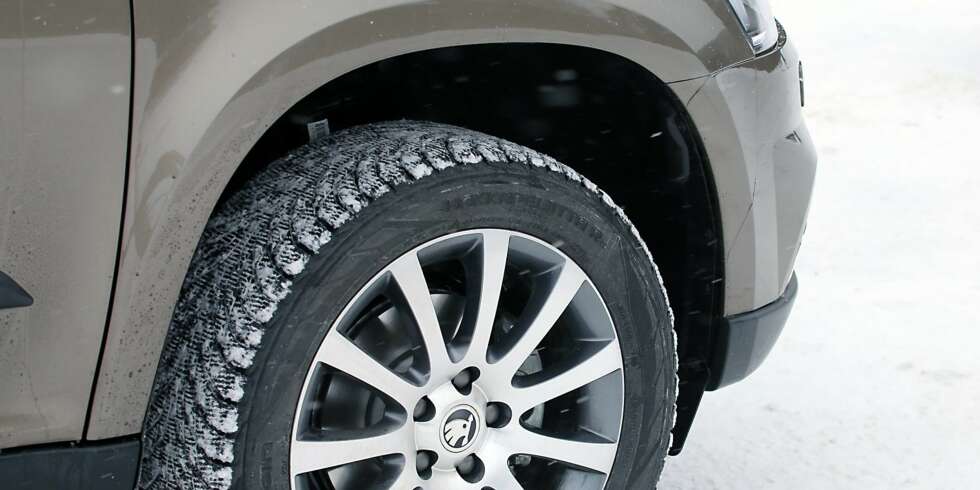 BAKKEKLARING: Skoda Yeti har 18 cm å gå på til moder jord, det hjelper når forholdene er smårøffe. BAKKEKLARING: Skoda Yeti har 18 cm å gå på til moder jord, det hjelper når forholdene er smårøffe.