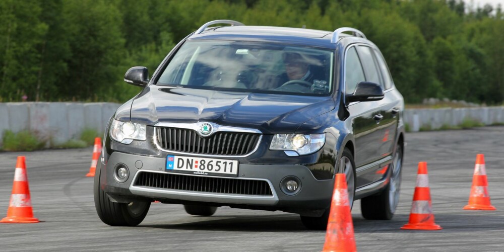 SIKKER PÅ FOTEN: Skoda Superb kjører sikkert også i 4Drive-versjon. Men det høye understellet gjør lite for komforten. SIKKER PÅ FOTEN: Skoda Superb kjører sikkert også i 4Drive-versjon. Men det høye understellet gjør lite for komforten.