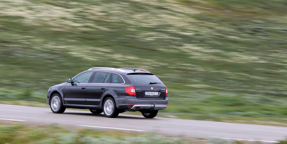 GODE FORHOLD: Tross røff-tøff design oppfører Skoda Superb seg best på jevnt asfaltunderlag. På dårlig vei blir det mange slag og støt. GODE FORHOLD: Tross røff-tøff design oppfører Skoda Superb seg best på jevnt asfaltunderlag. På dårlig vei blir det mange slag og støt.